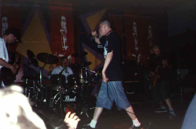 Wokalista Agni Hotry na scenie